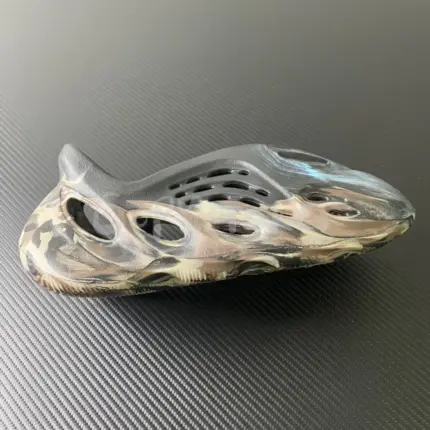 【現貨】YEEZY Foam Runner "MX Cinder" 黑炫彩 洞洞鞋 洞洞拖 拖鞋 YZY ID4126
