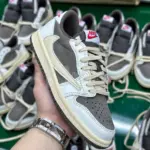 【預售】Travis Scott x AJ1 Low OG “Reverse Mocha” 聯名 反轉摩卡 白棕 倒鉤 童鞋 中童 AJ1
