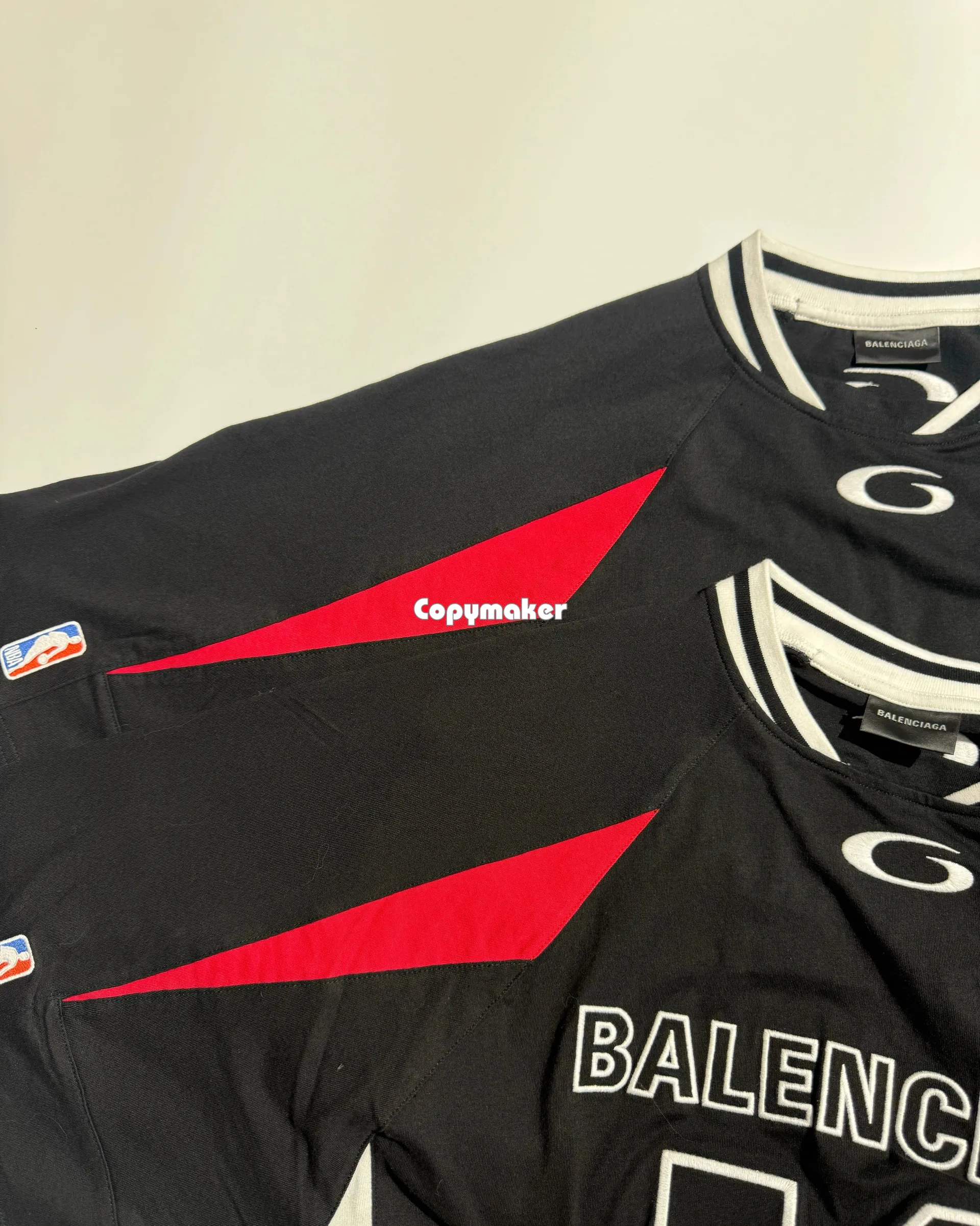 【預售】【過驗】巴黎 BLC 26SS x NBA 聯名 拼接刺繡logo 短袖T恤足球衣 黑色