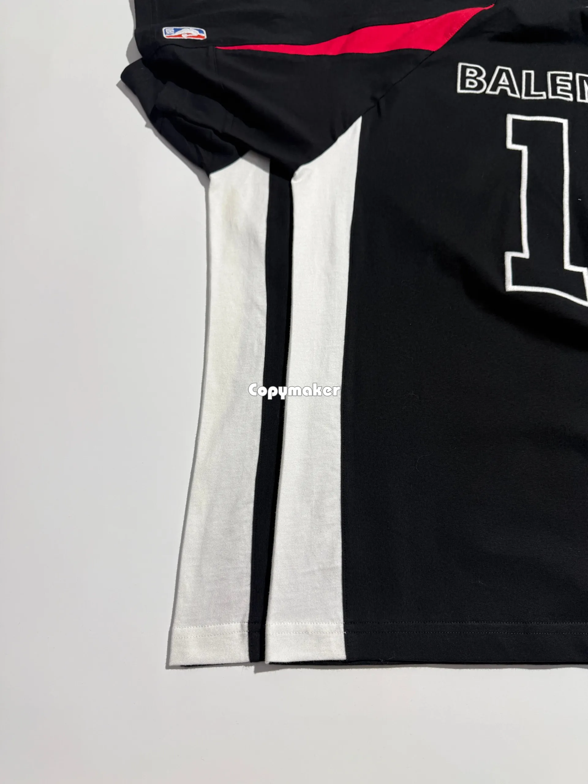 【預售】【過驗】巴黎 BLC 26SS x NBA 聯名 拼接刺繡logo 短袖T恤足球衣 黑色