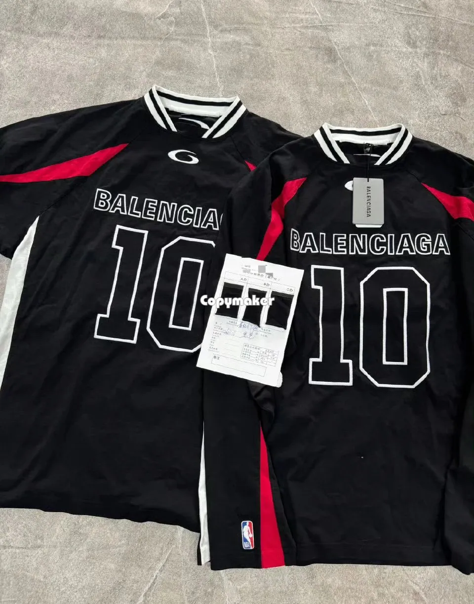 【預售】【過驗】巴黎 BLC 26SS x NBA 聯名 拼接刺繡logo 短袖T恤足球衣 黑色