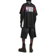 【預售】【過驗】巴黎 BLC 26SS x NBA 聯名 拼接刺繡logo 短袖T恤足球衣 黑色：圖片 3