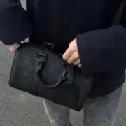 【預售】1V Keepall 25 經典老花壓紋暗紋 小牛皮 單肩包側背包手提包斜挎包：圖片 3