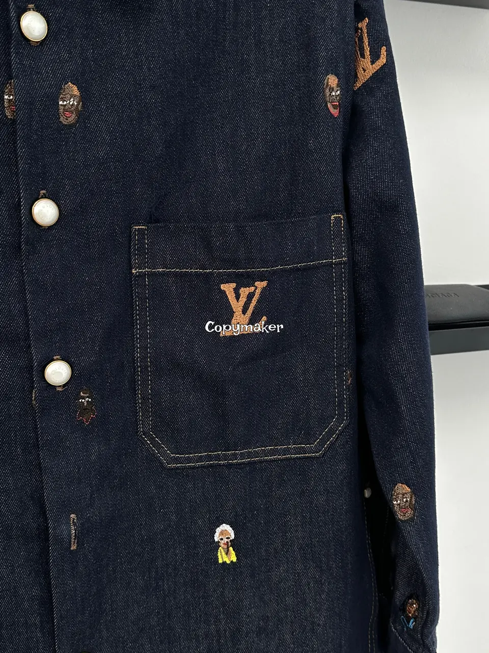 1V SS24 菲董聯名系列 logo字母刺繡圖案 牛仔外套夾克工裝 黑藍色