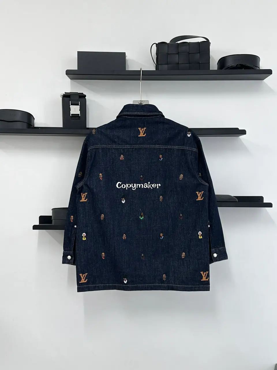 1V SS24 菲董聯名系列 logo字母刺繡圖案 牛仔外套夾克工裝 黑藍色
