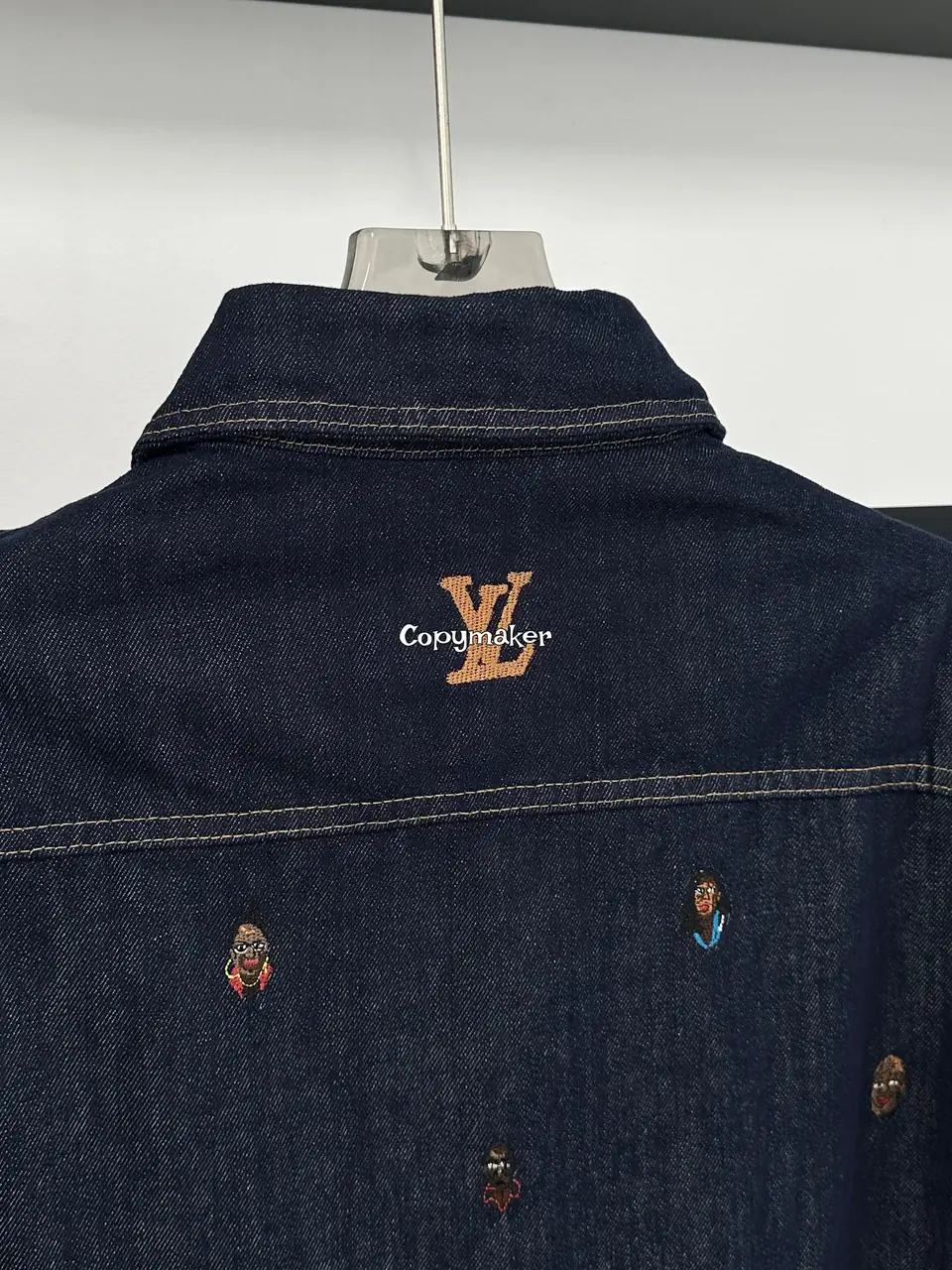 1V SS24 菲董聯名系列 logo字母刺繡圖案 牛仔外套夾克工裝 黑藍色