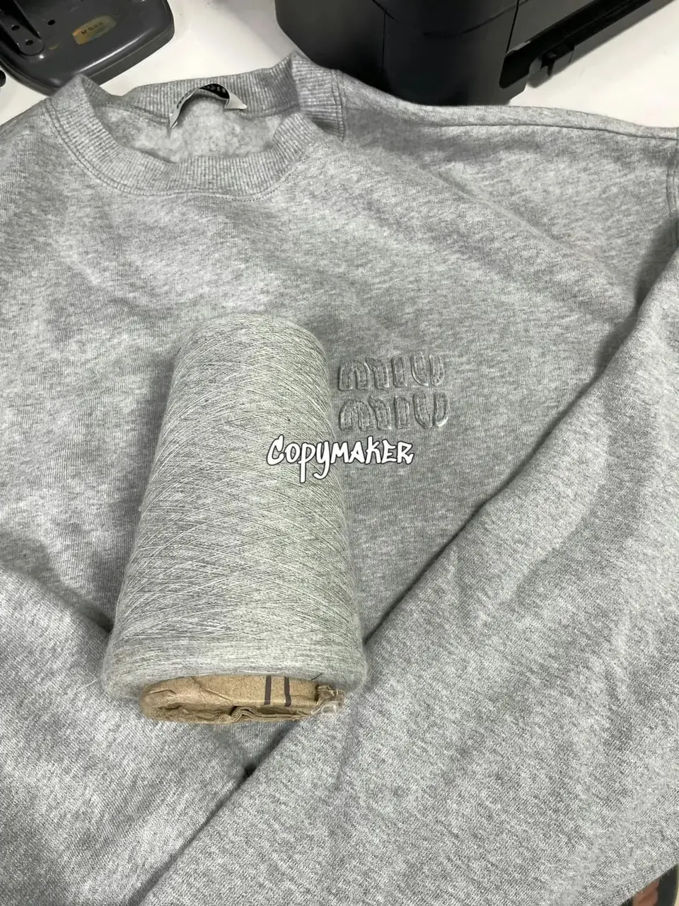 M1U M1U 23FW 繆繆 字母Logo貼布刺繡 簡約基本款 大學T圓領衛衣長袖 花灰色