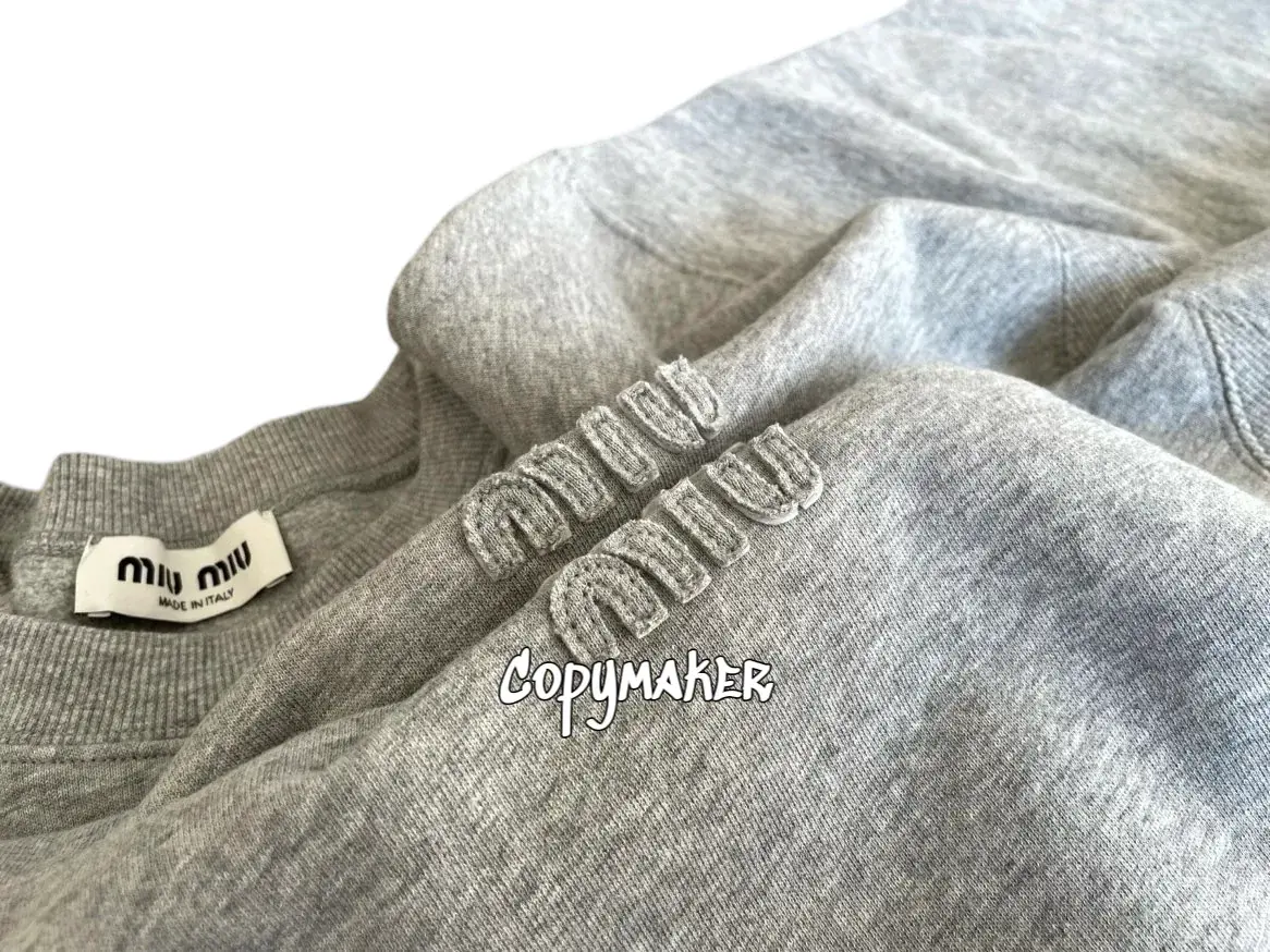 M1U M1U 23FW 繆繆 字母Logo貼布刺繡 簡約基本款 大學T圓領衛衣長袖 花灰色