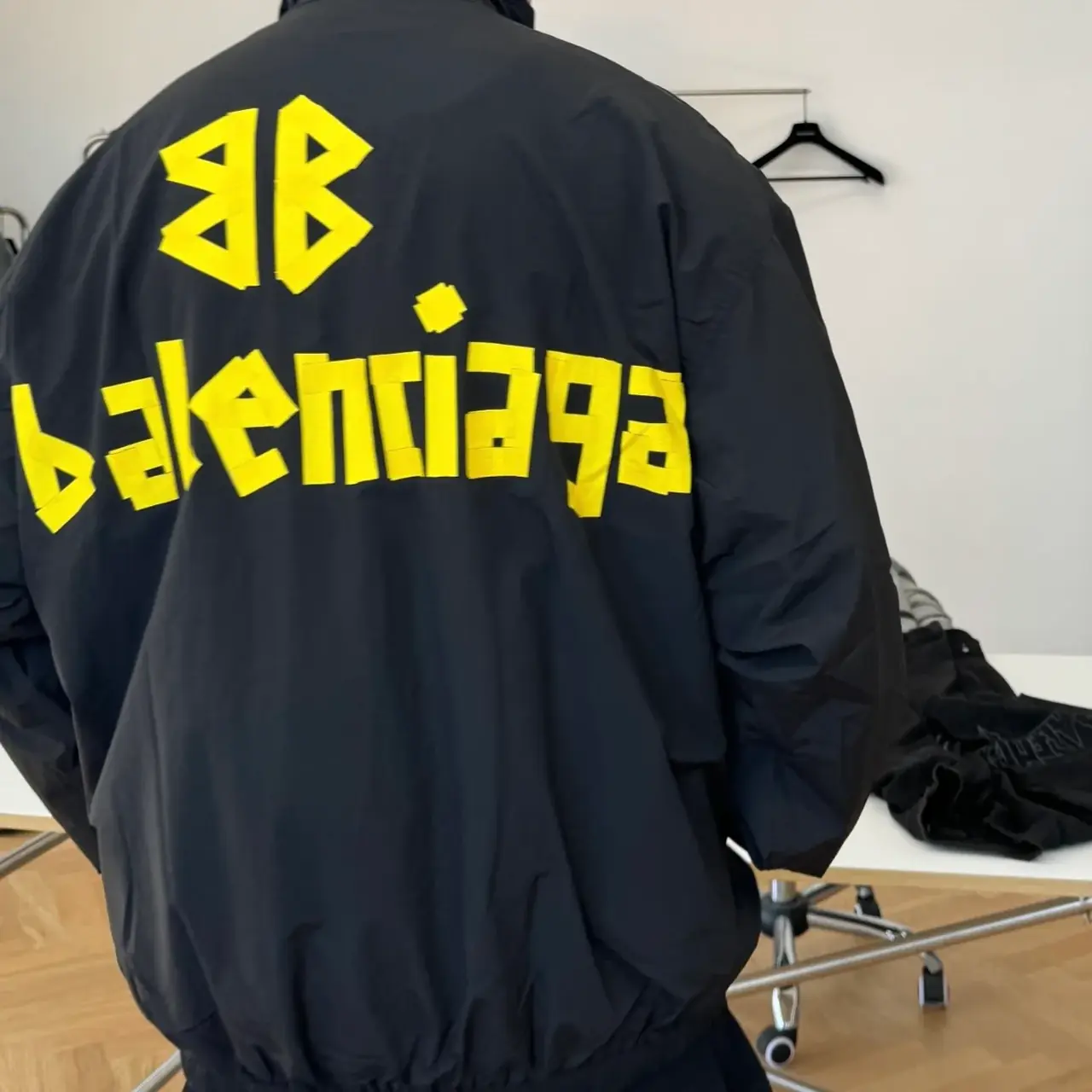 【現貨】巴黎 BLC 24FW 秀款 膠帶 繃帶logo 防水防曬 外套夾克風衣衝鋒衣