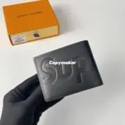 【預售】1V x Sup 聯名 Slender Wallet 壓紋Logo 黑色 皮夾短夾錢包：圖片 4