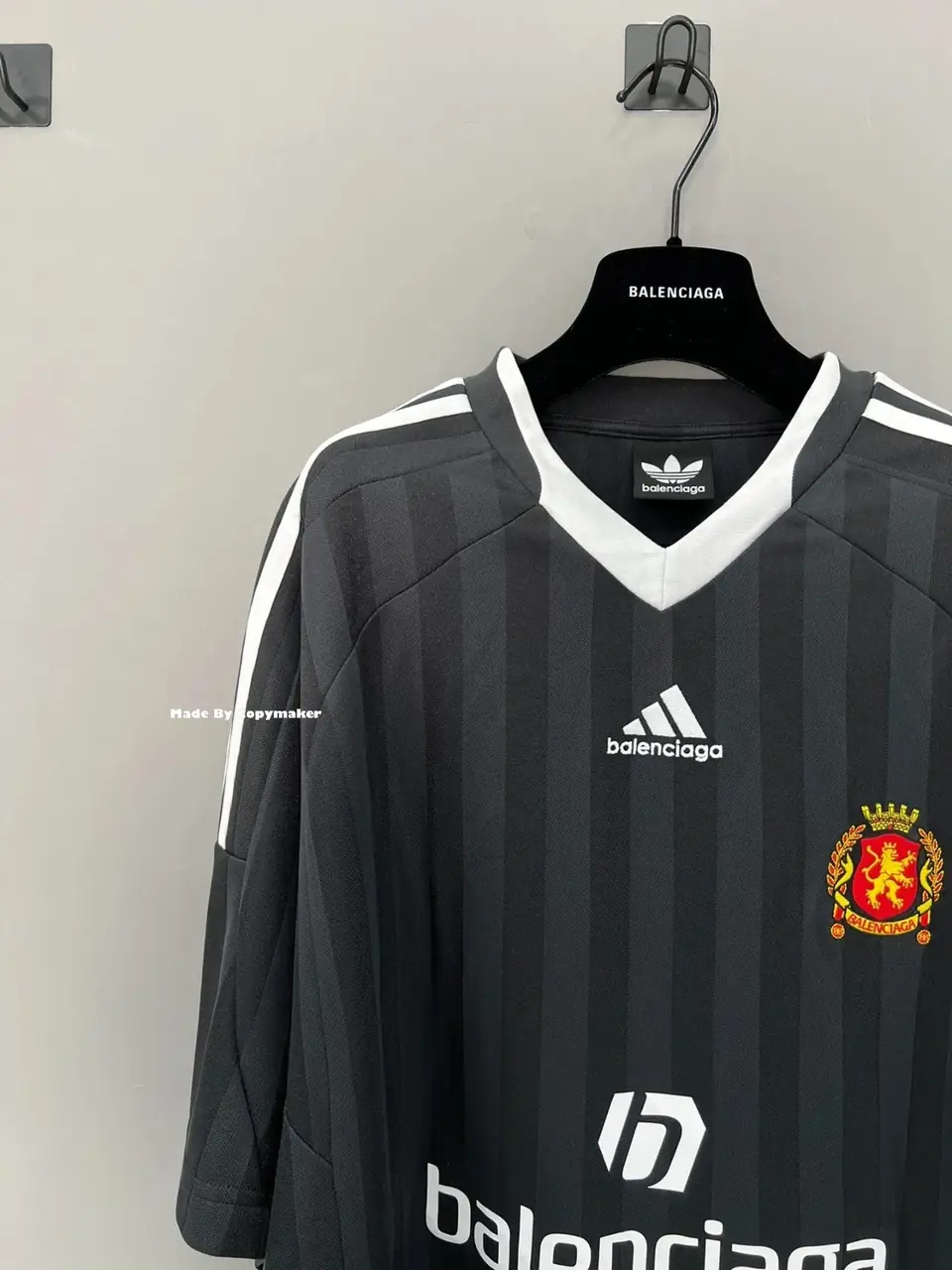 巴黎 BLC x AD 聯名 23SS 秀款 條紋復古 經典刺繡 曼聯 V領 短袖T恤 足球衣
