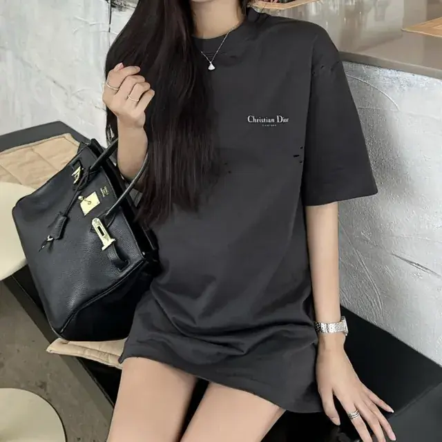 【現貨】D1OR 25FW Couture 開裂小破壞 胸前字母logo 背後鈴蘭花 短袖T恤 黑色/白色