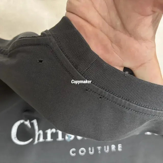【現貨】D1OR 25FW Couture 開裂小破壞 胸前字母logo 背後鈴蘭花 短袖T恤 黑色/白色