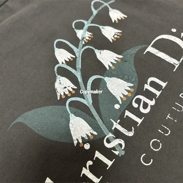 【現貨】D1OR 25FW Couture 開裂小破壞 胸前字母logo 背後鈴蘭花 短袖T恤 黑色/白色