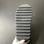 【現貨】YEEZY Slide “Onyx” HQ6448 kanye west YZY 拖鞋 鞋子 休閒拖 踩屎感 黑瑪瑙 黑色：圖片 7
