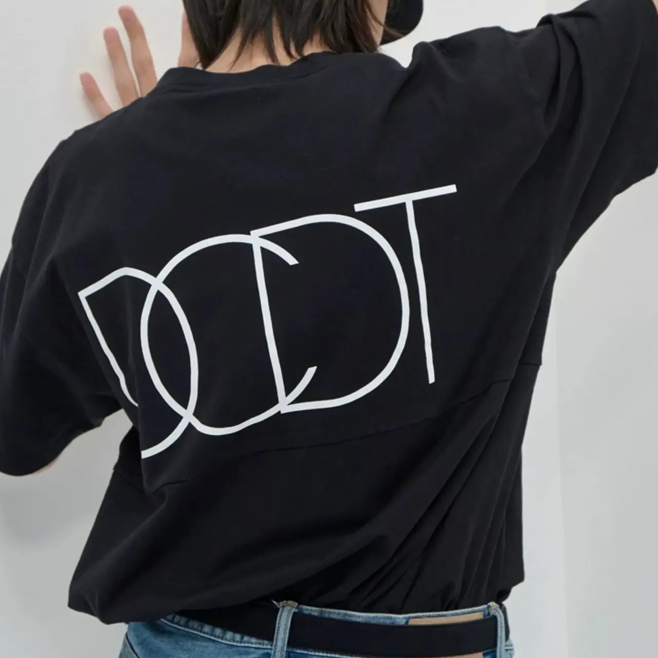 【預售】DESCENTDANT 25SS PORT SWITCHING 背後大字母 拼接 短袖T恤 三色 DCDT