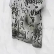 巴黎 BLC 23SS SKATER T-SHIRT  秀款 曼聯 水洗塗鴉作舊破壞 毛巾刺繡 短袖T恤：圖片 13