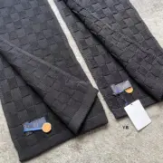 【過驗】1V 24FW 棋盤格 字母刺繡 簡約黑色 經典款 純羊毛 圍巾披肩圍脖：圖片 3