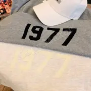 22SS FOG ESSENTIALS 1977 字母 短袖 T恤 2022 FEAR OF GOD：圖片 11