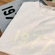 22SS FOG ESSENTIALS 1977 字母 短袖 T恤 2022 FEAR OF GOD：圖片 13