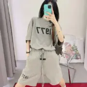 22SS FOG ESSENTIALS 1977 字母 短袖 T恤 2022 FEAR OF GOD：圖片 6