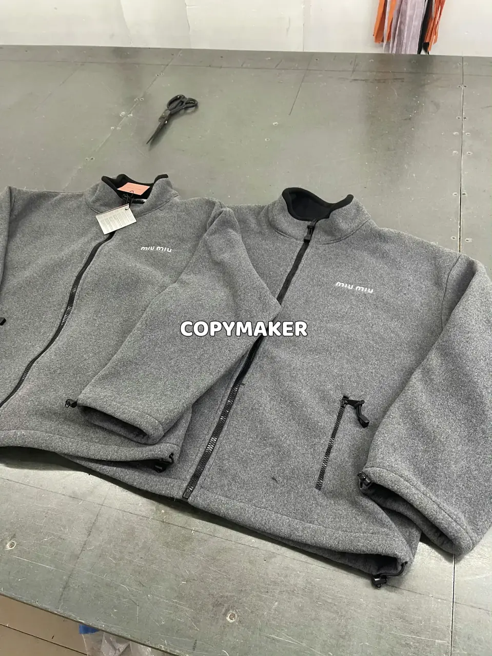 M1U M1U 24SS 繆繆 字母Logo刺繡 搖粒絨 立領夾克外套 灰色