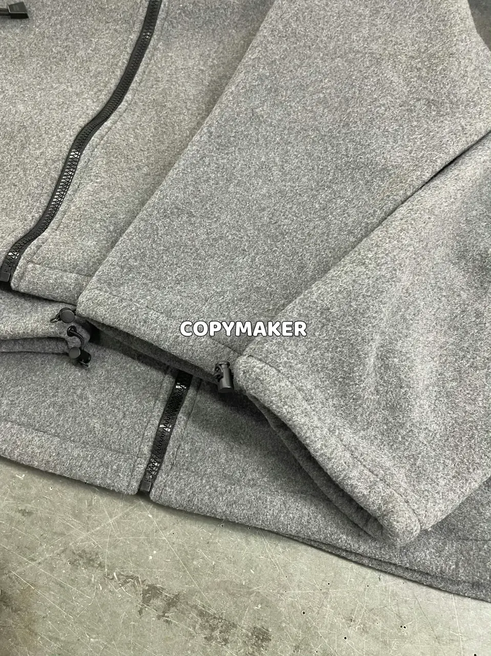 M1U M1U 24SS 繆繆 字母Logo刺繡 搖粒絨 立領夾克外套 灰色