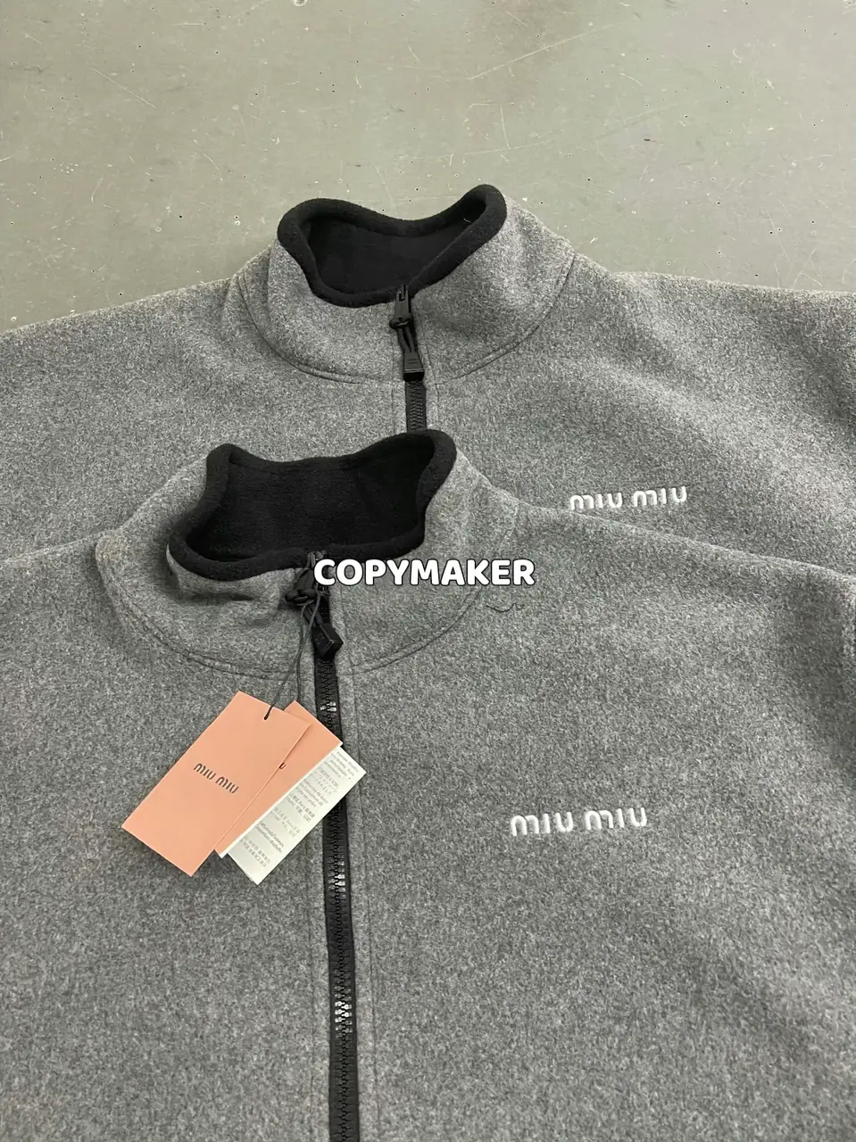 M1U M1U 24SS 繆繆 字母Logo刺繡 搖粒絨 立領夾克外套 灰色