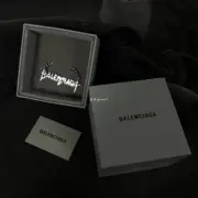 【現貨】巴黎 BLC 23FW Typo Metal Necklace 尖銳字母logo 項鍊吊墜 白銅 配包裝：圖片 5
