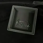 【現貨】巴黎 BLC 23FW Typo Metal Necklace 尖銳字母logo 項鍊吊墜 白銅 配包裝：圖片 6