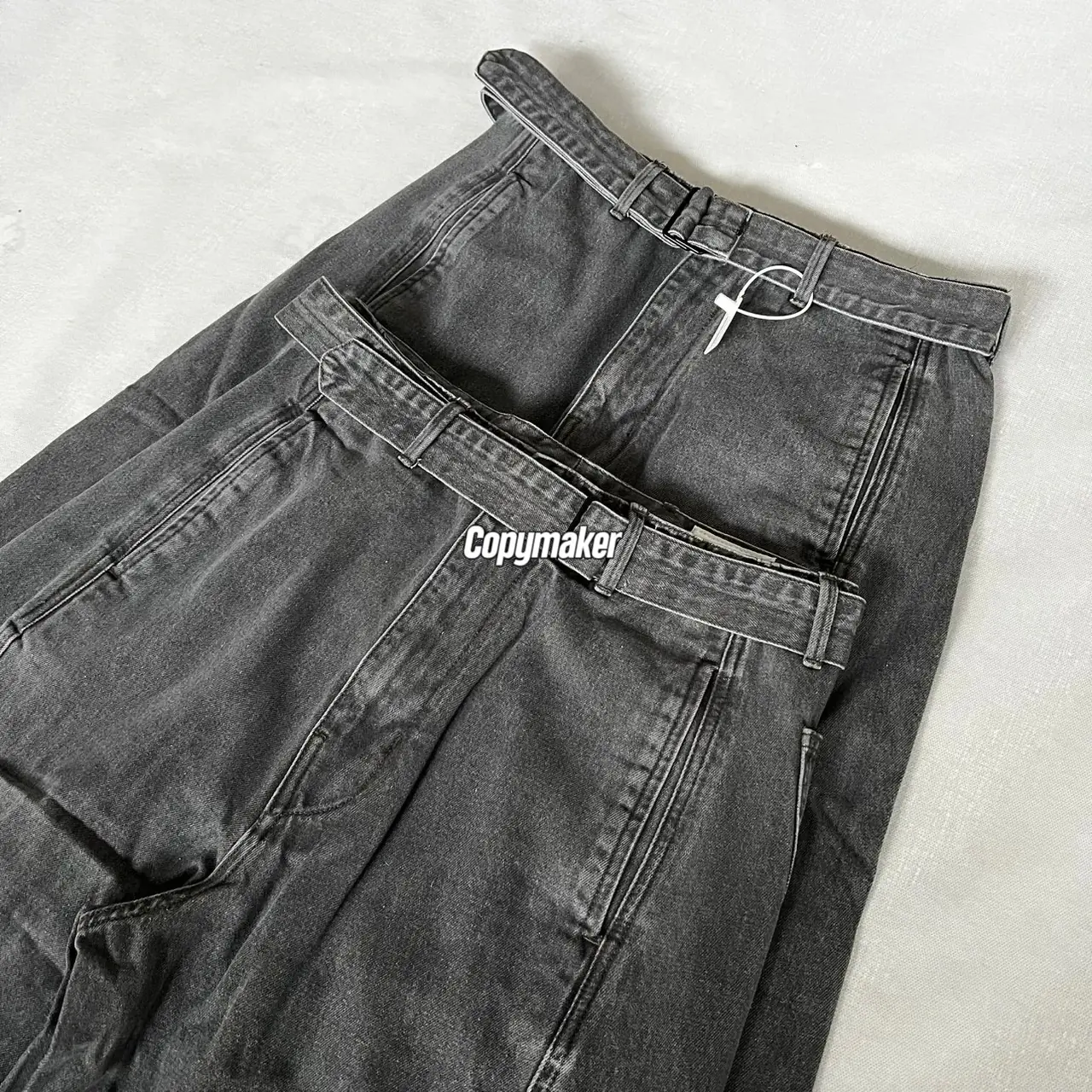 【現貨】【過驗】【2026新年福利】LEMAIRE 25SS 水洗灰 彎刀牛仔褲工裝褲休閒褲 可調節腰帶