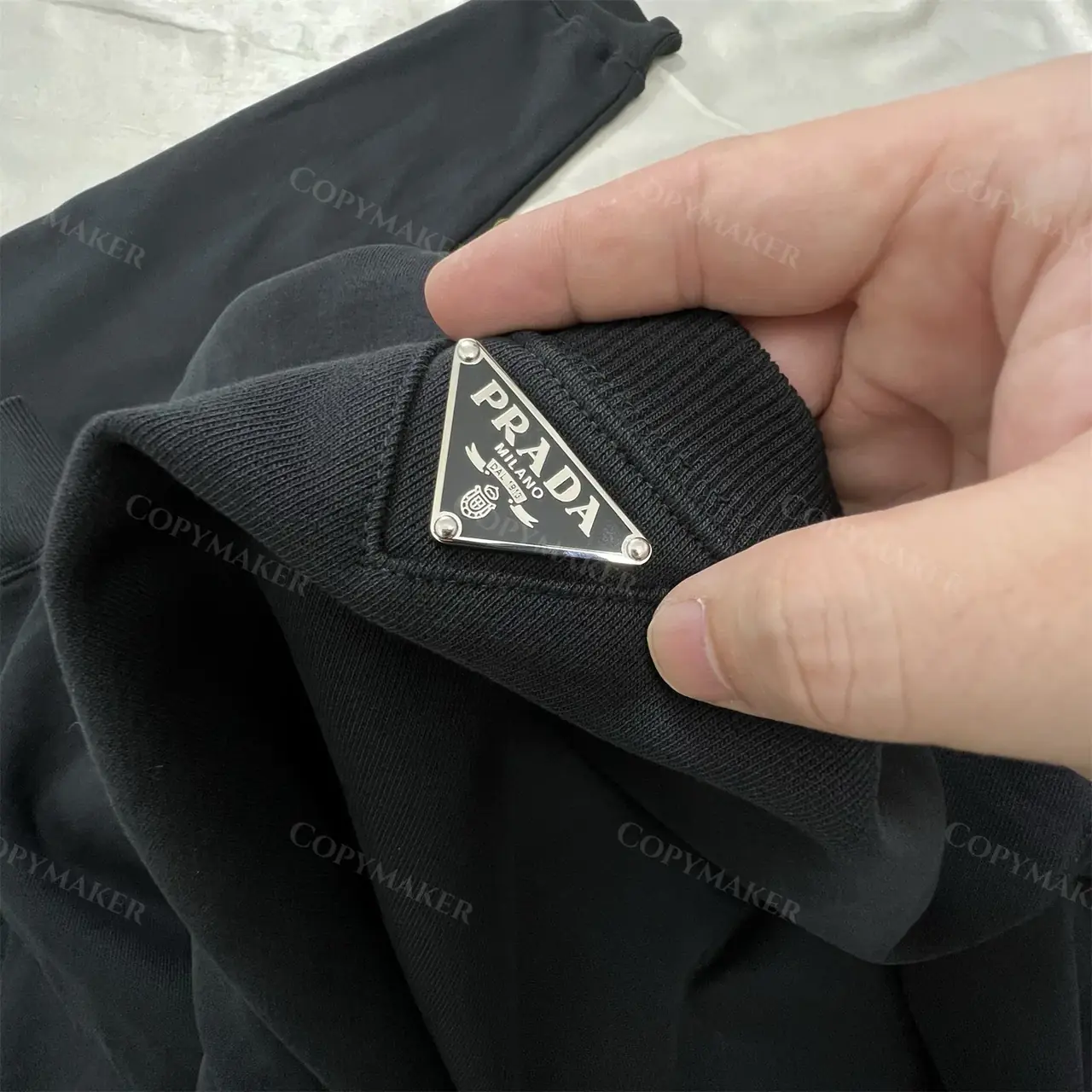 PRA 23FW 素色簡約 三角標小logo 鐵牌 大學T圓領衛衣長袖