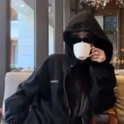 【現貨】CELIN 24FW 經典字母小LOGO印花 簡約素色 連帽外套夾克 黑色：圖片 4