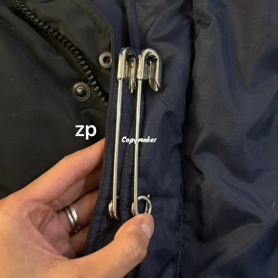 巴黎 BLC 24FW 雙面穿 刺繡小logo 別針 類羽絨棉服夾克外套 黑色/深藍色