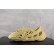 【現貨】YEEZY Foam Runner "Sulfur" 米黃 硫黃 洞洞鞋 洞洞拖 拖鞋 YZY GV6775：圖片 2
