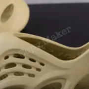 【現貨】YEEZY Foam Runner "Sulfur" 米黃 硫黃 洞洞鞋 洞洞拖 拖鞋 YZY GV6775：圖片 9