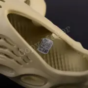 【現貨】YEEZY Foam Runner "Sulfur" 米黃 硫黃 洞洞鞋 洞洞拖 拖鞋 YZY GV6775：圖片 10