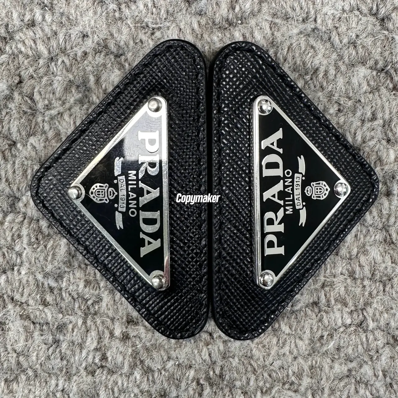 【預售】【過驗】PRA 21SS Saffiano 原廠三角牌三角標徽章皮革 胸針飾品墜飾 黑色
