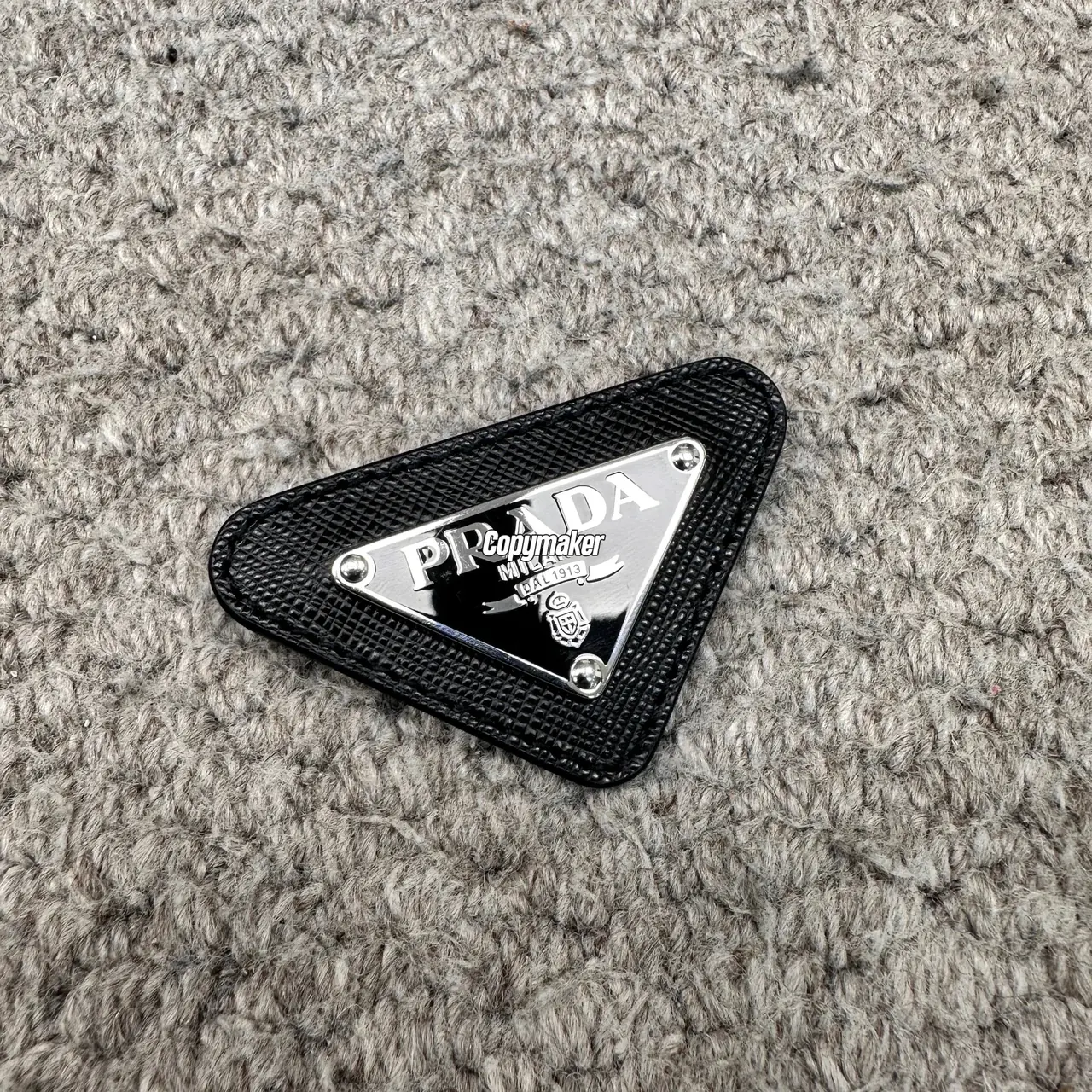 【預售】【過驗】PRA 21SS Saffiano 原廠三角牌三角標徽章皮革 胸針飾品墜飾 黑色
