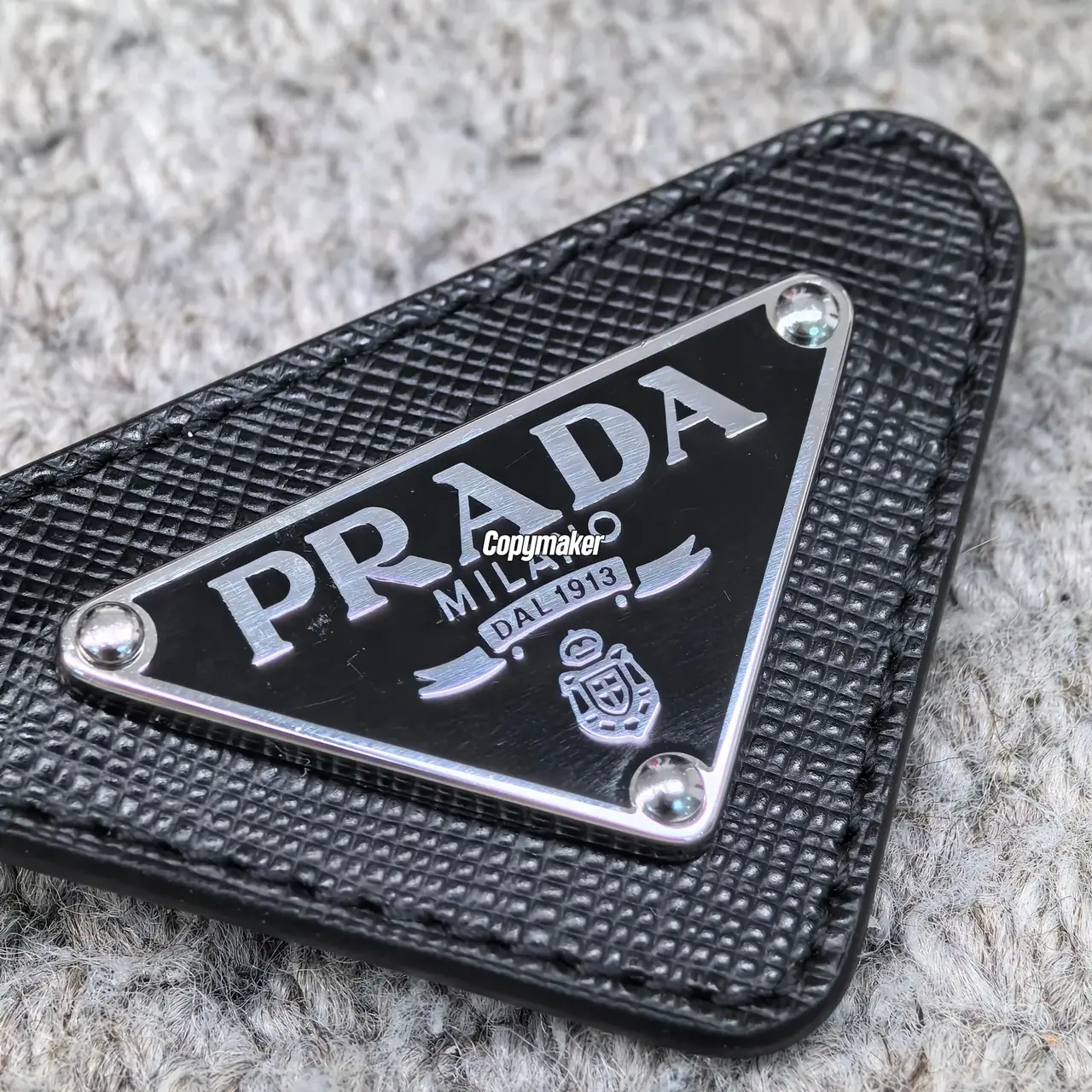 【預售】【過驗】PRA 21SS Saffiano 原廠三角牌三角標徽章皮革 胸針飾品墜飾 黑色