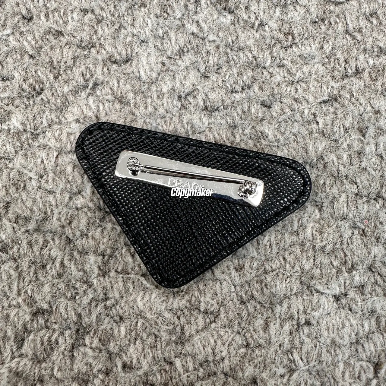 【預售】【過驗】PRA 21SS Saffiano 原廠三角牌三角標徽章皮革 胸針飾品墜飾 黑色