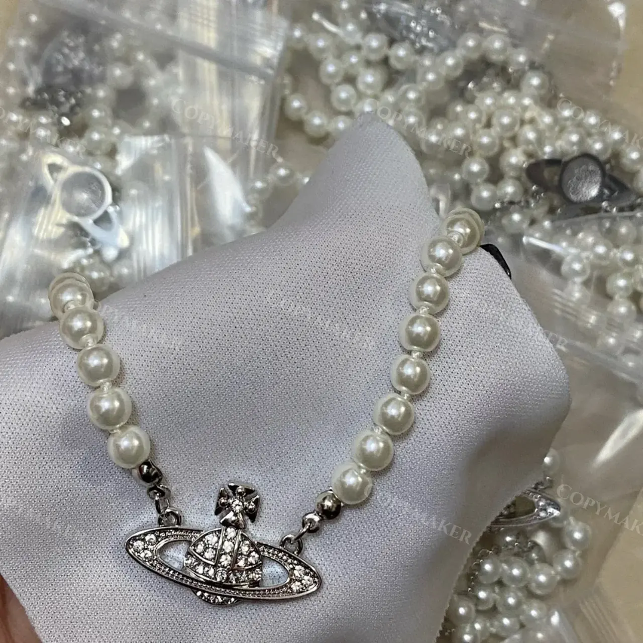 【現貨】Viv1enne Westwood mini bas relief choker 帶鑽星球浮雕 珍珠項鍊頸鍊