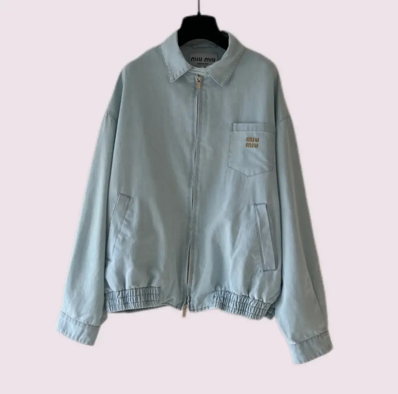 【預售】【雙11福利】M1U M1U 25FW 繆繆 Automne系列 字母貼布刺繡 拉鍊夾克牛仔外套