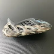 【現貨】YEEZY Foam Runner "MX Cinder" 黑炫彩 洞洞鞋 洞洞拖 拖鞋 YZY ID4126：圖片 5