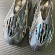 【現貨】YEEZY Foam Runner "MX Cinder" 黑炫彩 洞洞鞋 洞洞拖 拖鞋 YZY ID4126：圖片 12
