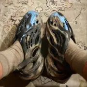 【現貨】YEEZY Foam Runner "MX Cinder" 黑炫彩 洞洞鞋 洞洞拖 拖鞋 YZY ID4126：圖片 4