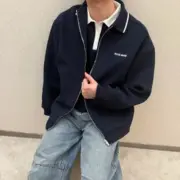 【預售】M1U M1U 25SS 繆繆 字母Logo刺繡 珠地棉 立領夾克外套校服夾克 藏青：圖片 3