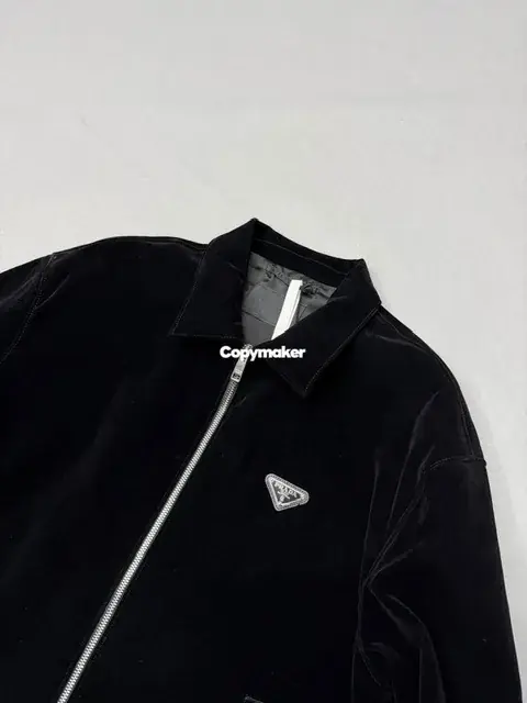 【預售】【原廠】PRA 25SS 天鵝絨 原廠三角標logo 簡約 拉鍊夾克外套 黑色 短寬版型