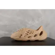 【現貨】YEEZY Foam Runner "Ochre" 灰棕 鼠尾草 洞洞鞋 洞洞拖 拖鞋 YZY GW3354：圖片 2
