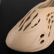 【現貨】YEEZY Foam Runner "Ochre" 灰棕 鼠尾草 洞洞鞋 洞洞拖 拖鞋 YZY GW3354：圖片 5